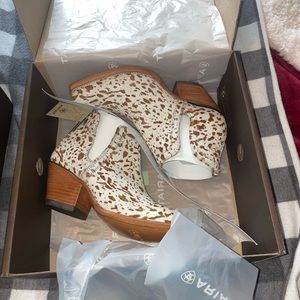 NEW Ariat Women’s size 7 Dixon Haircalf Boots